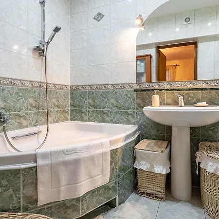 Lägenhet Cosy By Bookinghost